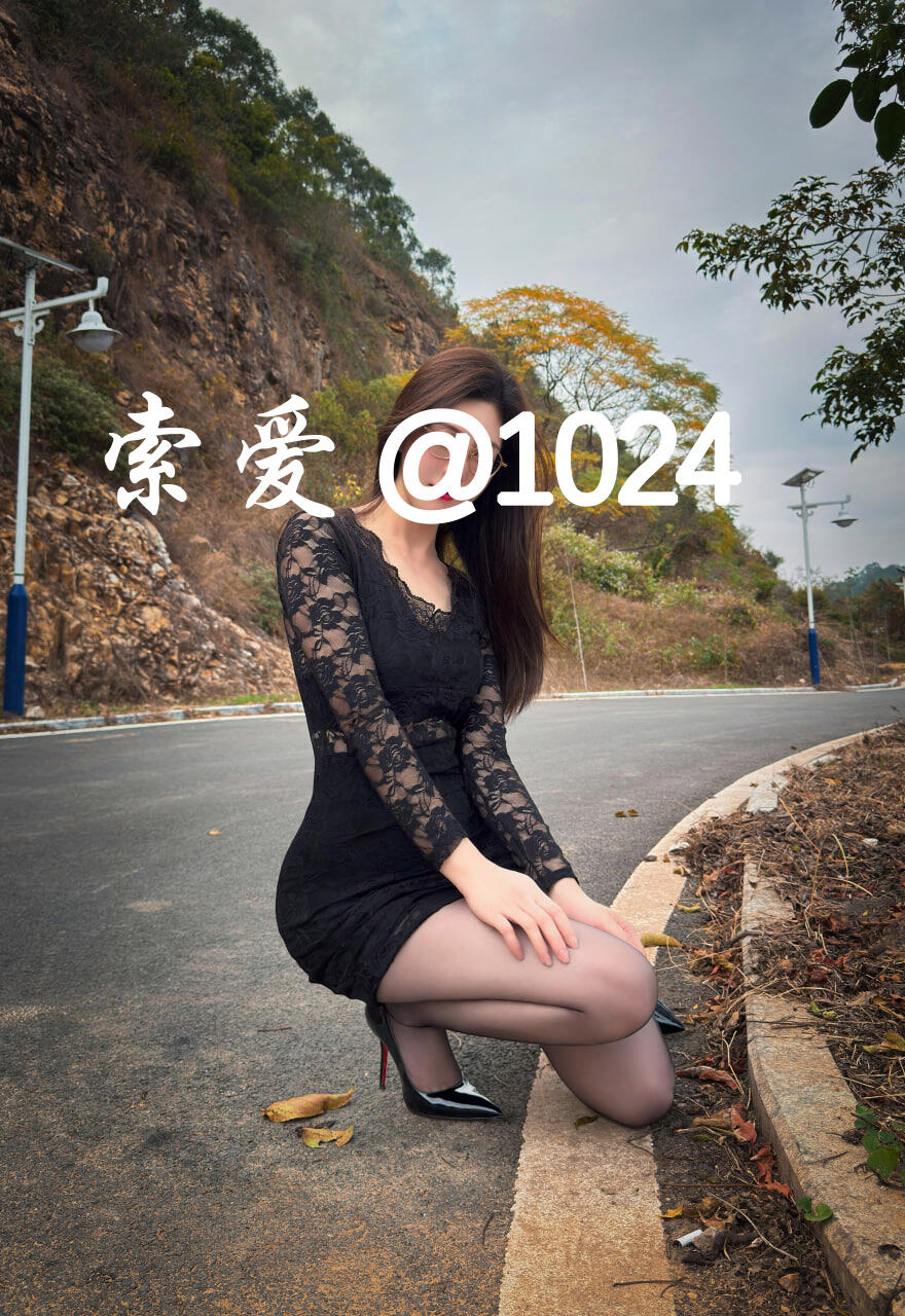 元旦快乐!美人妻在路边摆出各种姿势诱惑路过的车辆