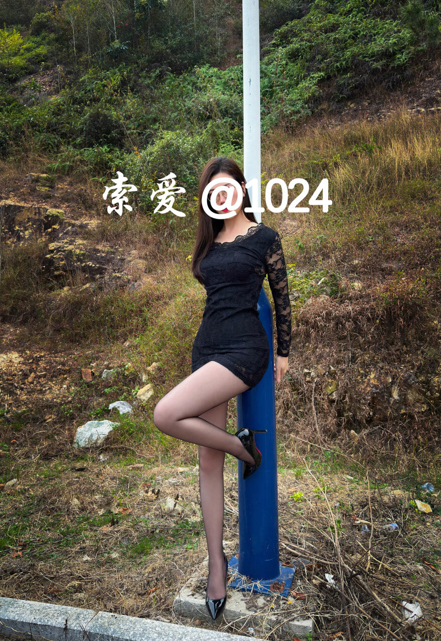 元旦快乐!美人妻在路边摆出各种姿势诱惑路过的车辆