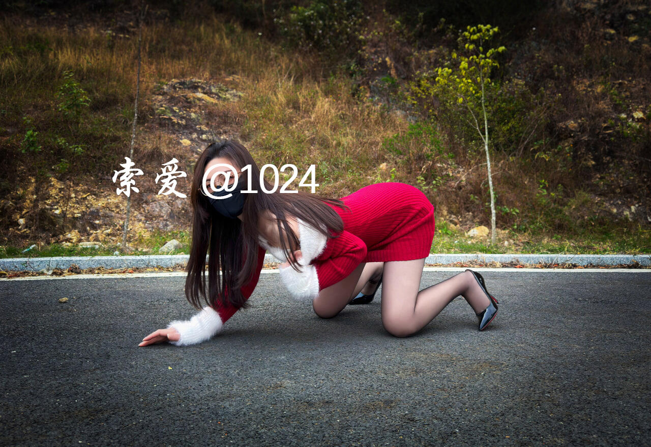 元旦快乐!美人妻在路边摆出各种姿势诱惑路过的车辆