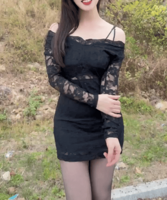 元旦快乐!美人妻在路边摆出各种姿势诱惑路过的车辆