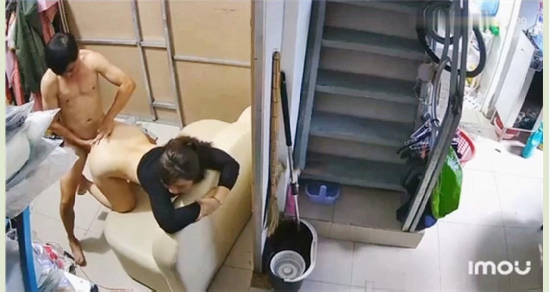 居家摄像头破解 中年夫妻趁着核子出去玩赶紧在沙发上来一炮