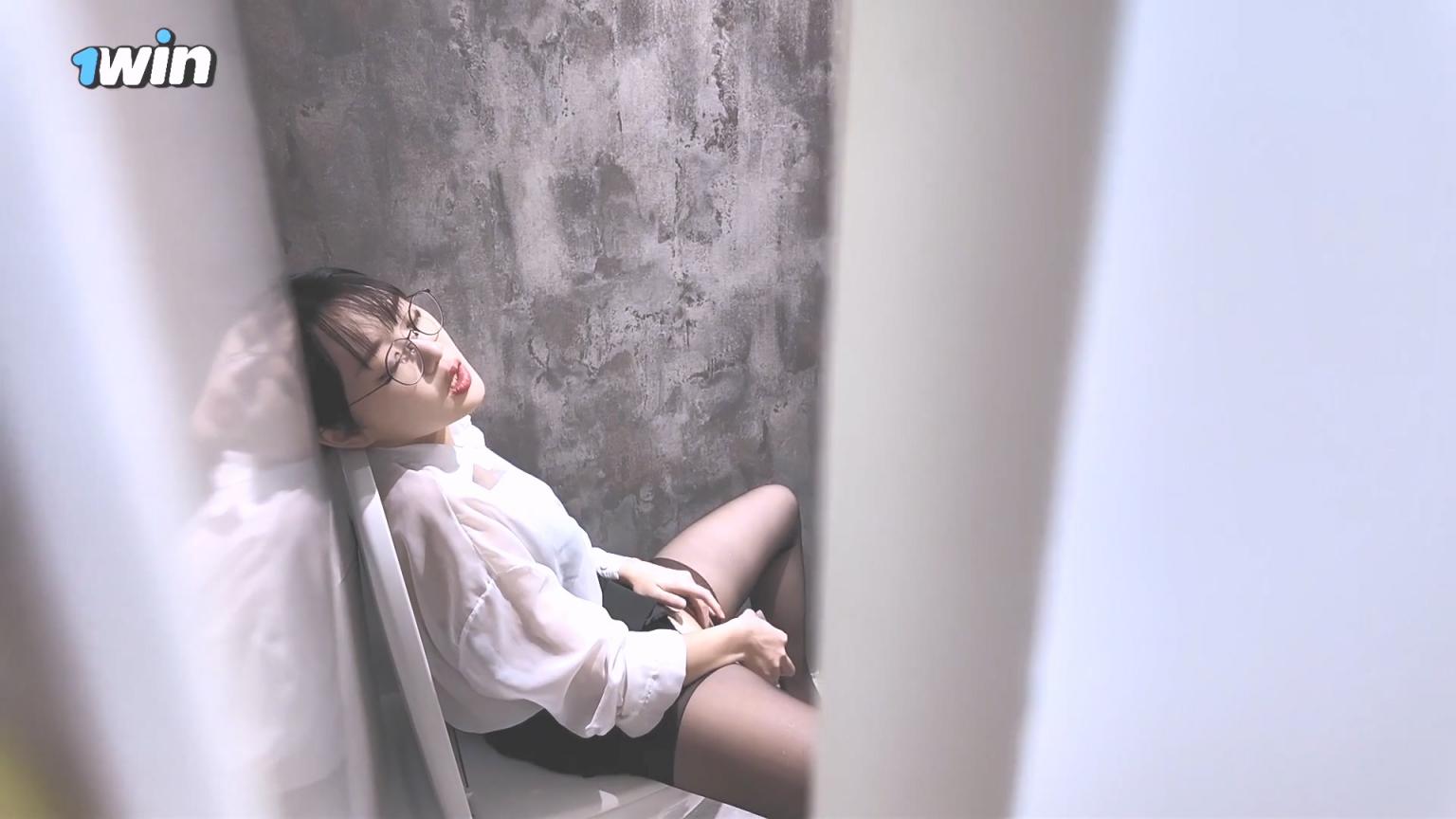 在公司洗手间里自慰 被洋老板发现 巨大肉屌操进娇嫩蜜穴！小巧身材要被操破了一样