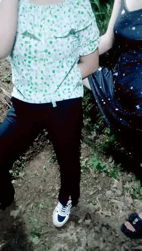 带着农村母女钻小树林❤️拔掉骚母的裤子，掏出大屌当着她女儿的面就是一顿狂艹！