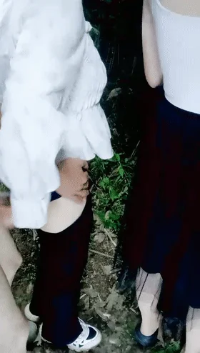 深夜户外草丛中约艹双胞胎姐妹花❤️大姐太骚了根本受不了，掏出大鸡巴就是一阵狂艹！