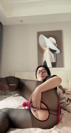 镜头前搔首弄姿,长发熟女看着实在是韵味十足,脱下紧身皮裤露出肥肥的鲍鱼,真的好想插入骚逼啊!