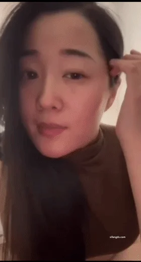 镜头前搔首弄姿,长发熟女看着实在是韵味十足,脱下紧身皮裤露出肥肥的鲍鱼,真的好想插入骚逼啊!