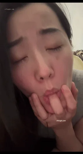 镜头前搔首弄姿,长发熟女看着实在是韵味十足,脱下紧身皮裤露出肥肥的鲍鱼,真的好想插入骚逼啊!