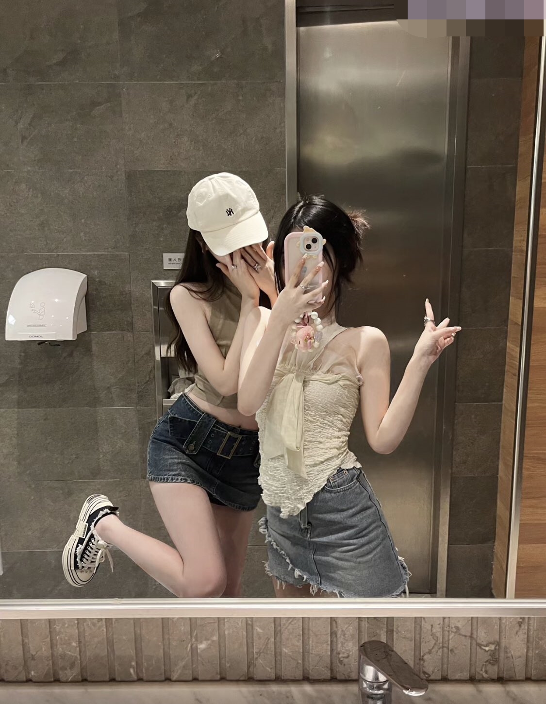 ✨女神3P体验✨好喜欢被这样蒙眼操啊 不知道是被哪个男人操 永远充满惊喜和兴奋 一边含着一边塞着