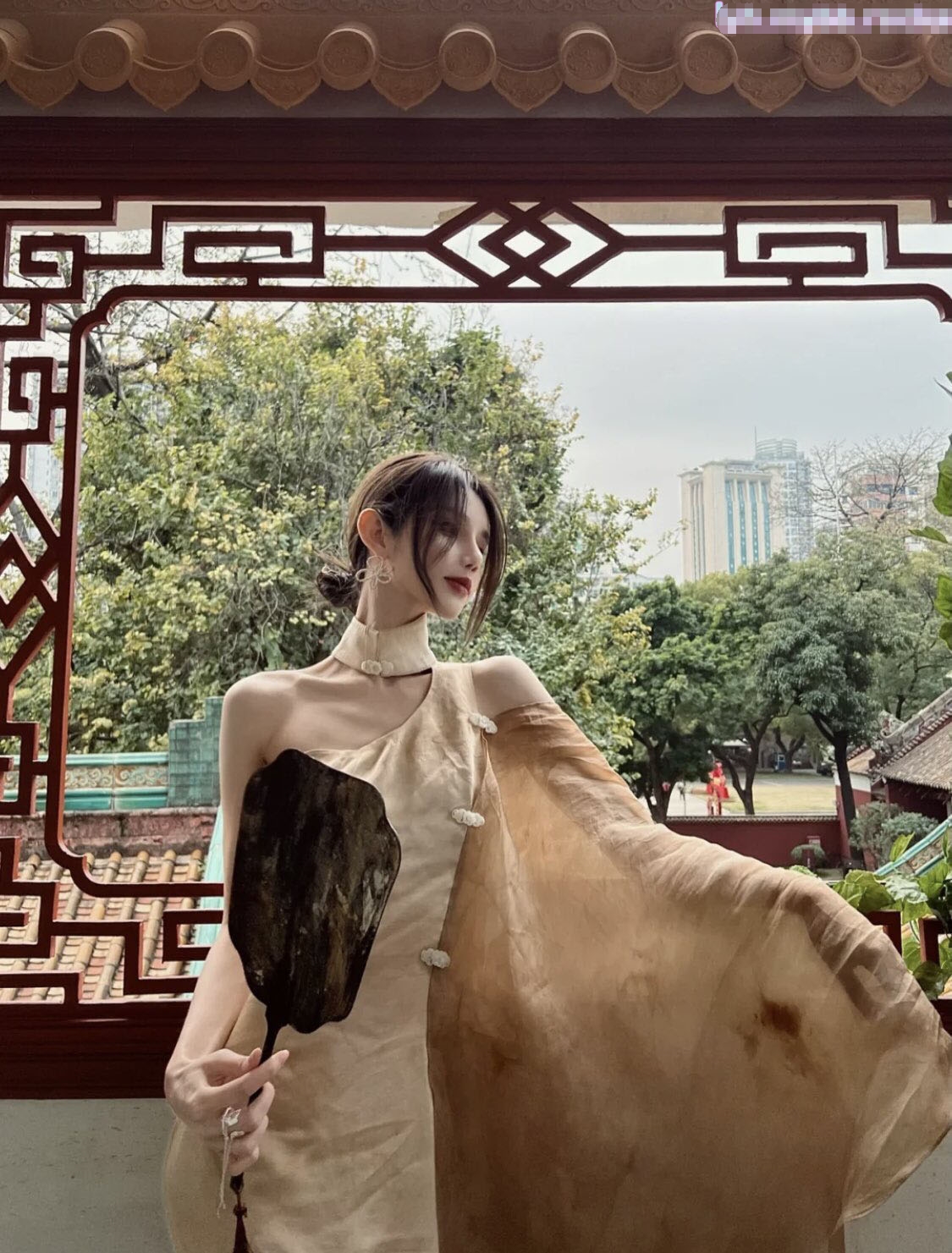 性感的旗袍舞蹈老师 老师三个月没做爱了穿着旗袍让我后入翘臀 平时有多高冷 床上就有多饥渴