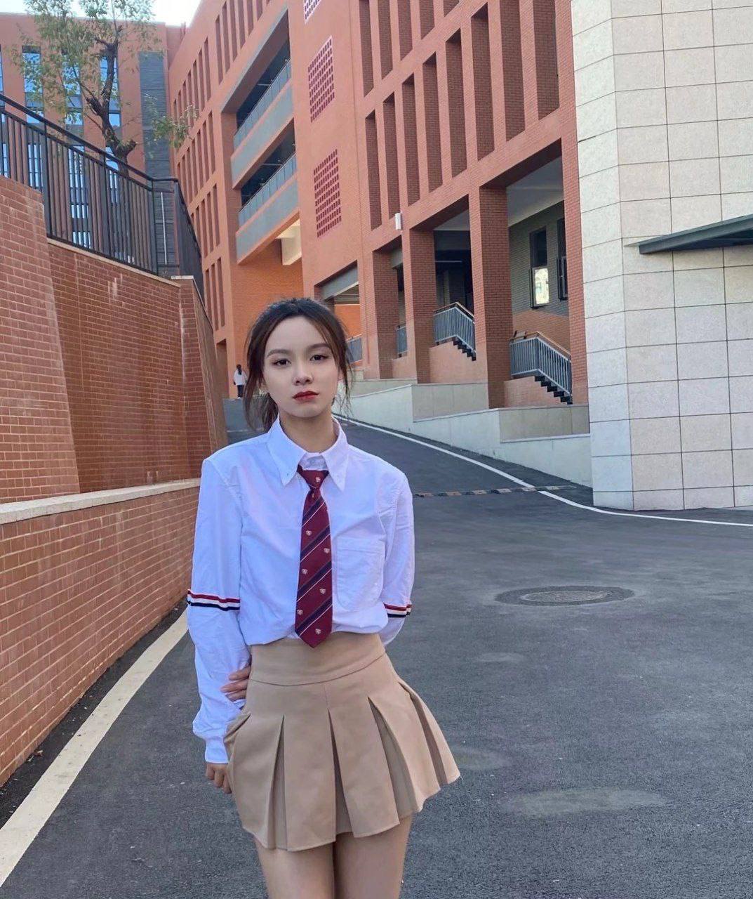 大二艺术系表妹身材一级棒  有幸目睹她诱人的身姿 坚挺的奶子 雪白的皮肤