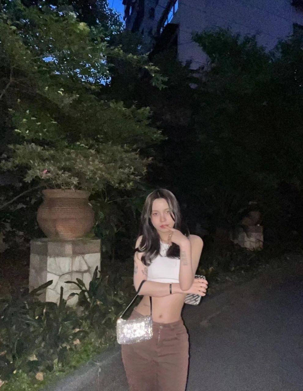 大二艺术系表妹身材一级棒  有幸目睹她诱人的身姿 坚挺的奶子 雪白的皮肤