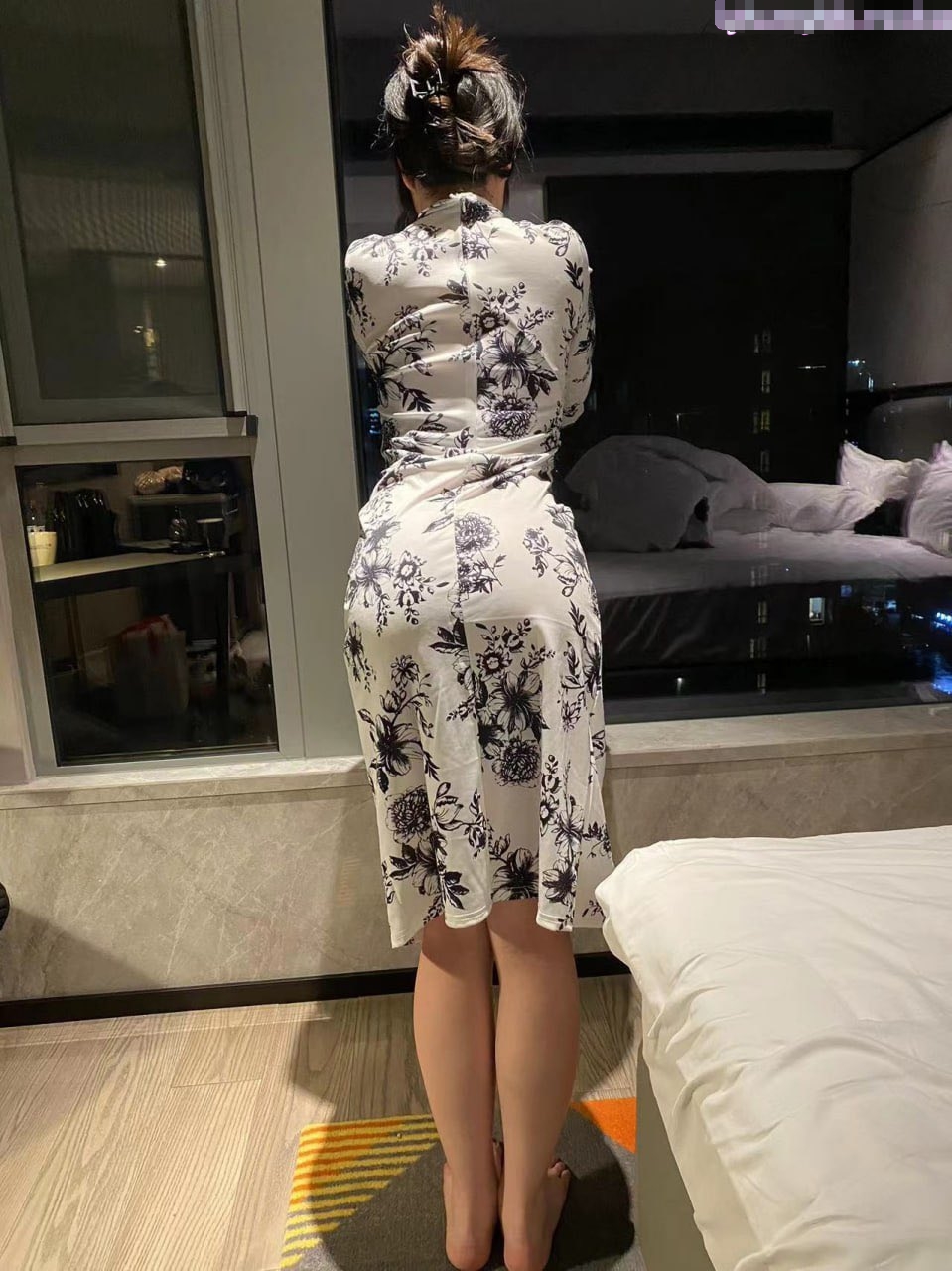 腰部以下全是腿顶级美腿女神翘起美腿插小穴 紧身热裤剪开羞耻小洞洞 衣服不脱站着就后入我了