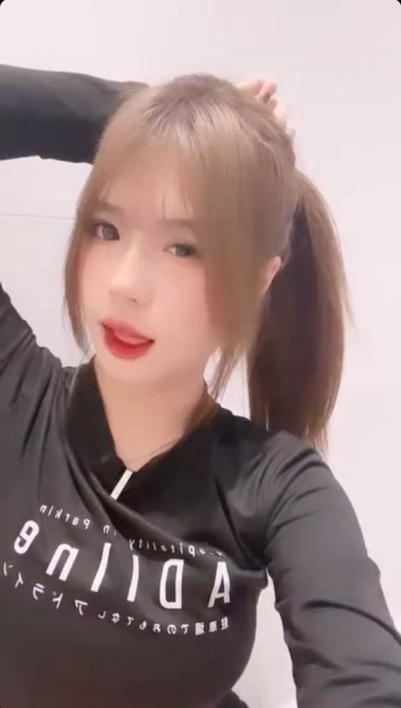 飞机上网友老婆过生日拍的写真，奶子太诱惑了，不敢独享，与色友们鉴赏