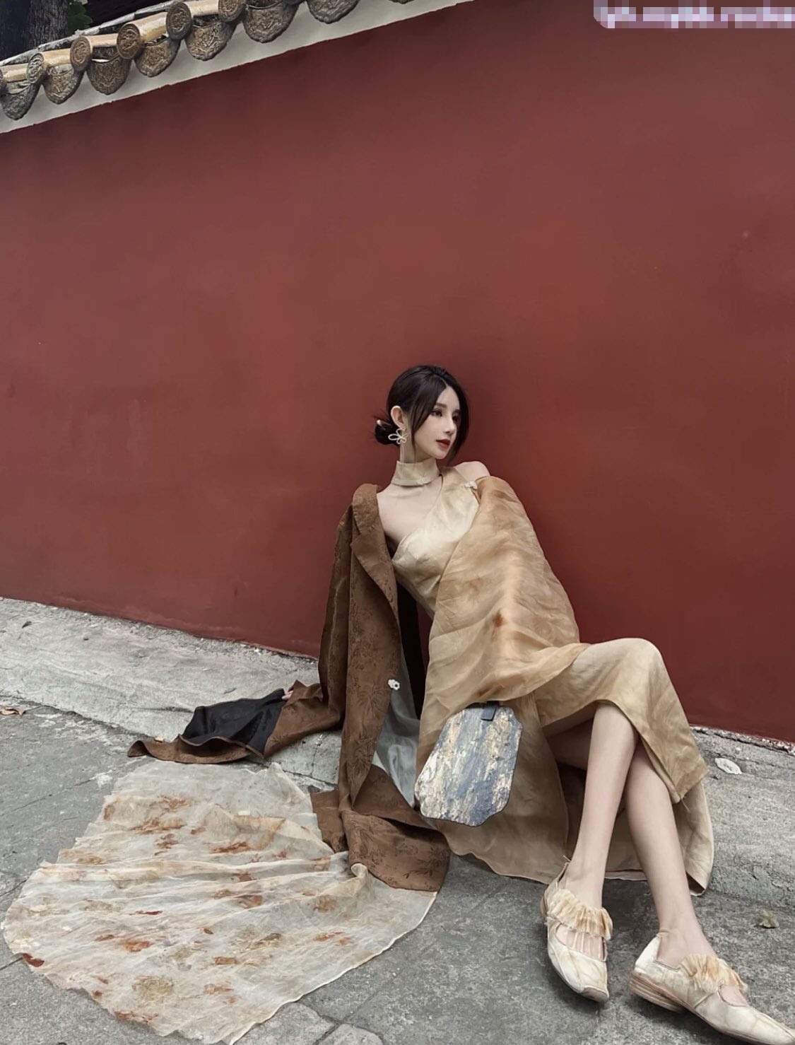 性感的旗袍舞蹈老师 老师三个月没做爱了穿着旗袍让我后入翘臀 平时有多高冷 床上就有多饥渴