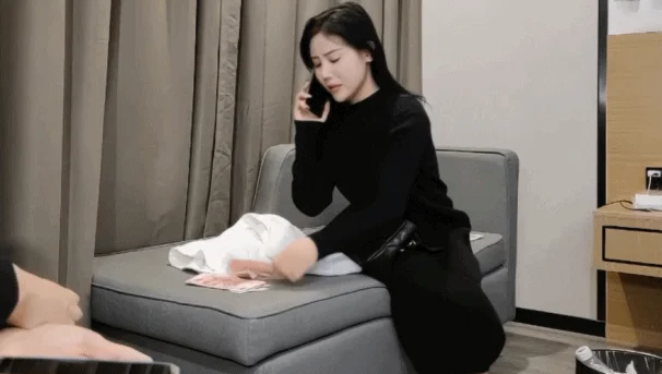 广东大叔酒店约炮大长腿美女 换上黑丝各种啪啪搞完结算的时候 因为服务时间问题吵起来