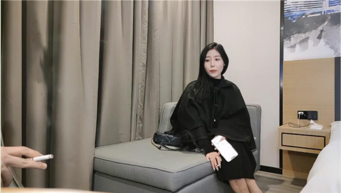 广东大叔酒店约炮大长腿美女 换上黑丝各种啪啪搞完结算的时候 因为服务时间问题吵起来