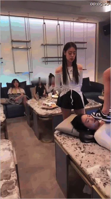 【重磅流出北京女企业家抓奸门事件】贵妇女老婆出轨社会姐男友，被抓包群殴羞辱，全程摄影！