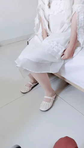 小表妹投靠表哥却被表哥下春药❤️意乱情迷间被禽兽表哥插入大鸡巴后超级主动骑马摇曳起来！