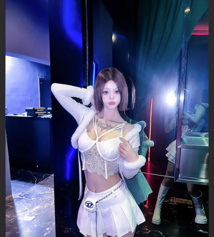 广东东莞夜场女dj刘晓露被曝给钱就能干！交男朋友当提款机！没有好处话都懒得说～