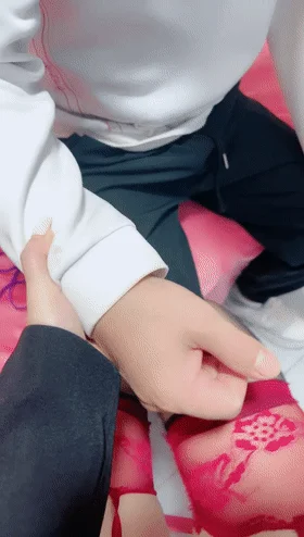 红衣少妇勾引男技师❤️根本受不了鸡儿硬邦邦,直接开艹毫不客气,艹出白汁!