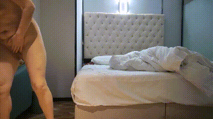 熟女大姐 年轻时肯定是个大美女 哎哟好大好长 风韵犹存深喉吃鸡被小哥抱着腿猛怼猛插 娇喘不停说太厉害