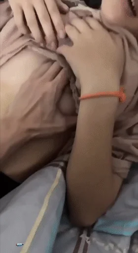 ❤️猎奇❤️女寝内与女友艹逼啪啪啪，好多妹妹在睡觉，趁机与女友来一发，粉嫩的乳头，下铺床上疯狂艹逼！