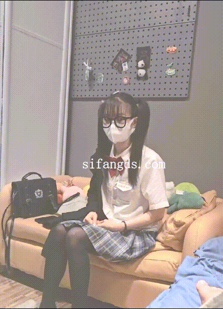 03年双马尾眼镜娘卡哇伊妹子 被内射后哭了好可怜 得去给她买药 大长腿美少女 JK制服微露脸