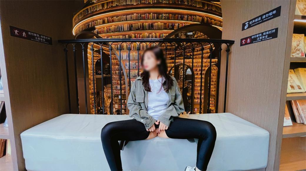 坐标成都绿帽夫妻露出大神，【小可爱】，古镇窗前露出白屁股，深夜街头自慰