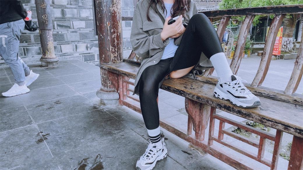 坐标成都绿帽夫妻露出大神，【小可爱】，古镇窗前露出白屁股，深夜街头自慰