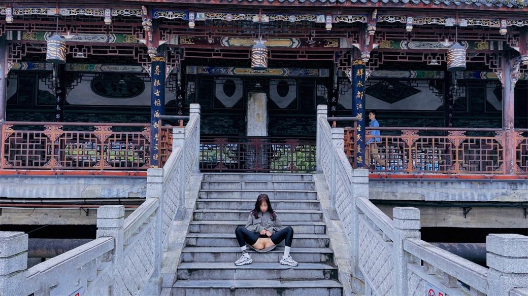 坐标成都绿帽夫妻露出大神，【小可爱】，古镇窗前露出白屁股，深夜街头自慰