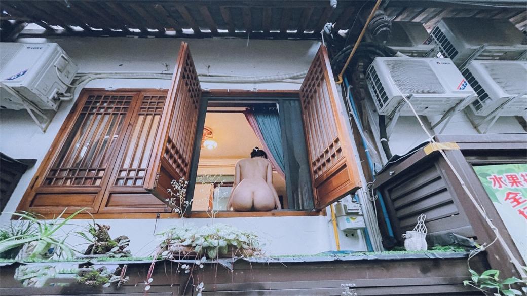 坐标成都绿帽夫妻露出大神，【小可爱】，古镇窗前露出白屁股，深夜街头自慰