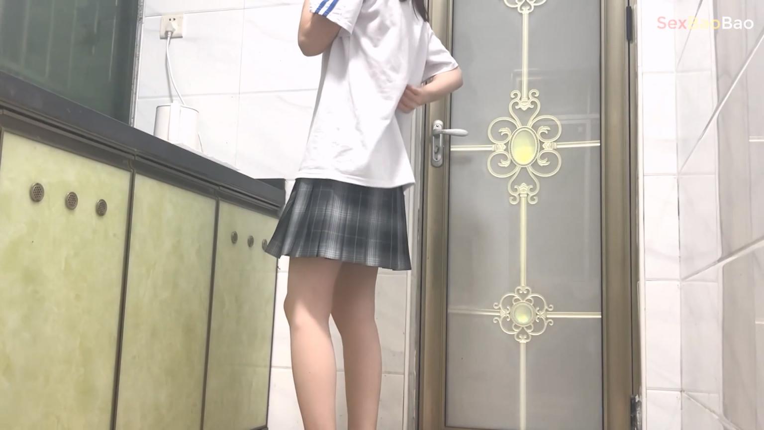 极品反差女高嫩妹身高165体重45kg的极品白幼瘦小m，白嫩玉足，被猥琐男无套抽插，白浆超多