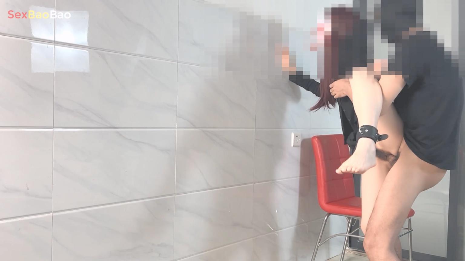 极品反差女高嫩妹身高165体重45kg的极品白幼瘦小m，白嫩玉足，被猥琐男无套抽插，白浆超多