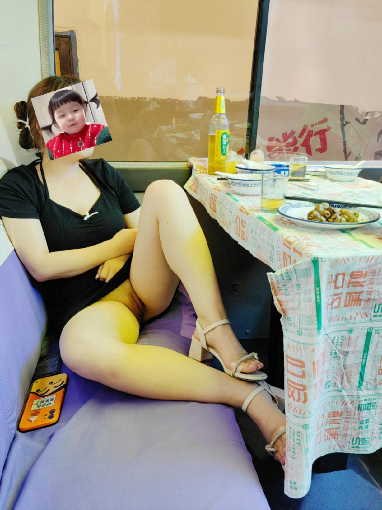 露出的刺激 趁机摸一把 插一下她的骚逼