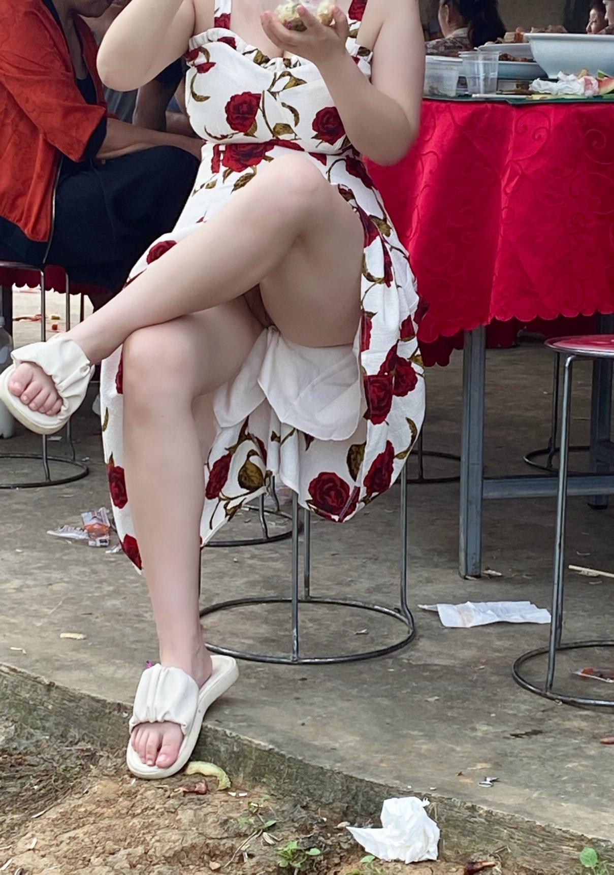 露出的刺激 趁机摸一把 插一下她的骚逼