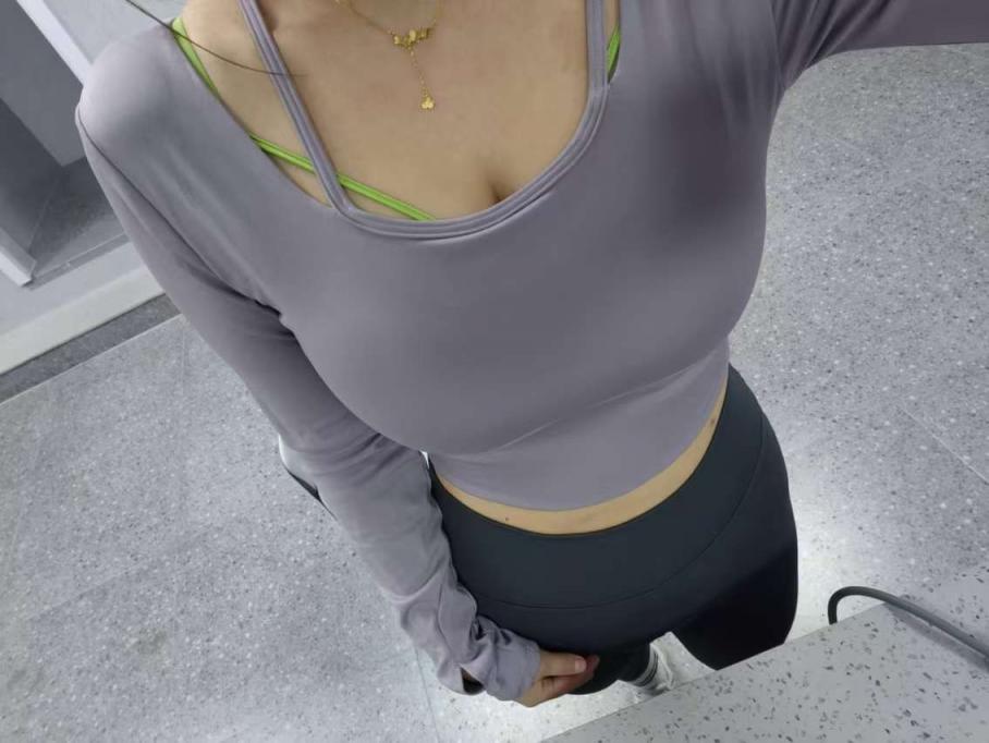 露出的刺激 趁机摸一把 插一下她的骚逼