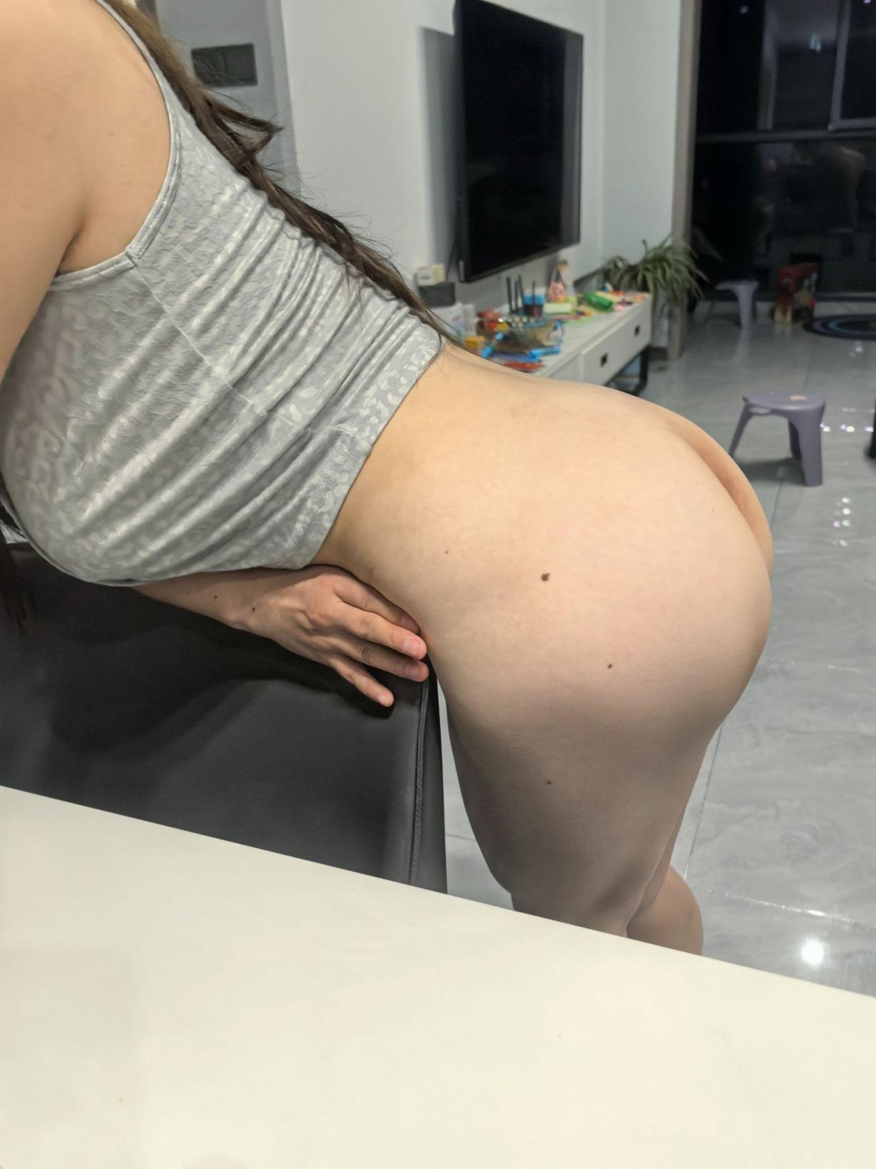 露出的刺激 趁机摸一把 插一下她的骚逼