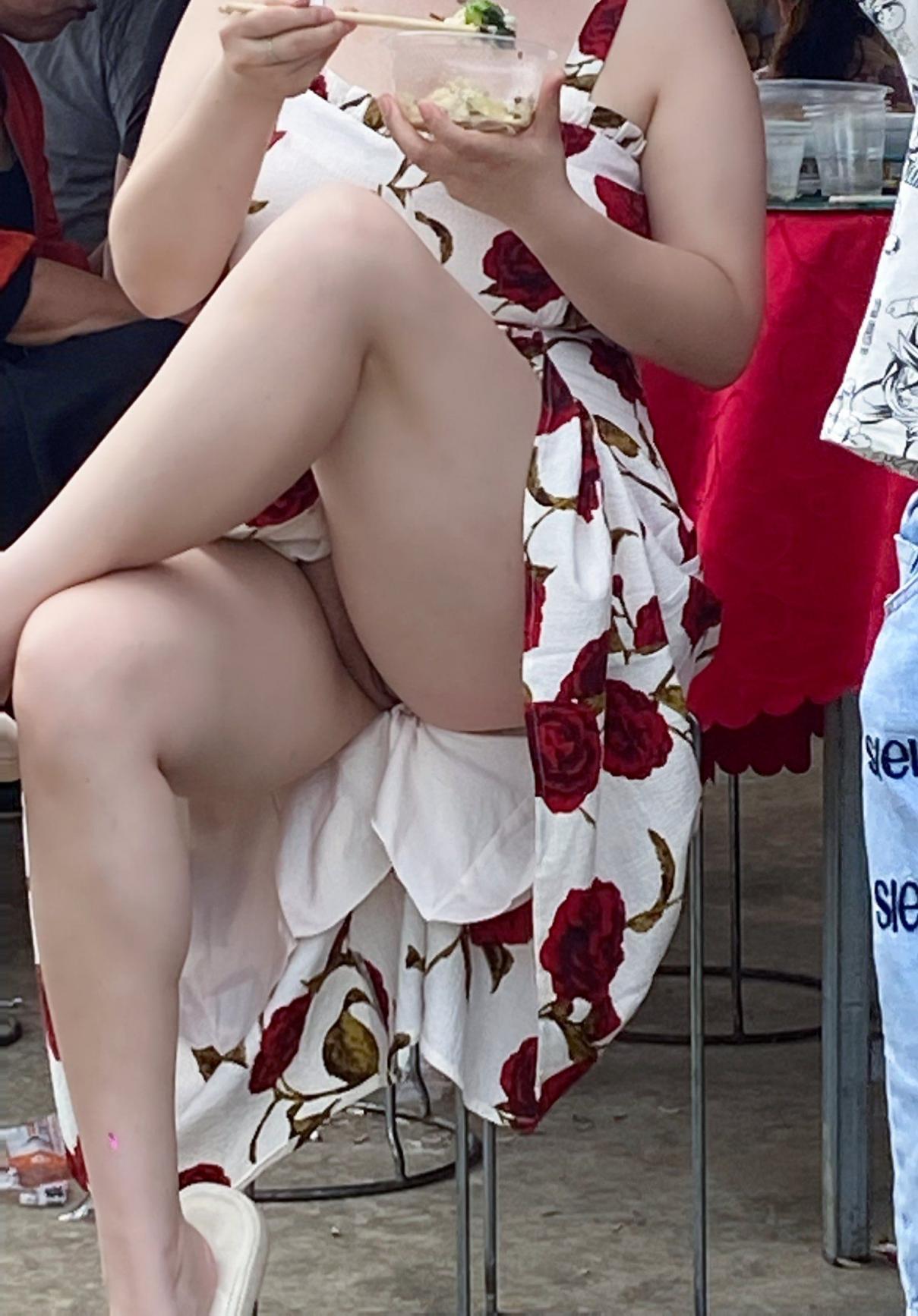 露出的刺激 趁机摸一把 插一下她的骚逼