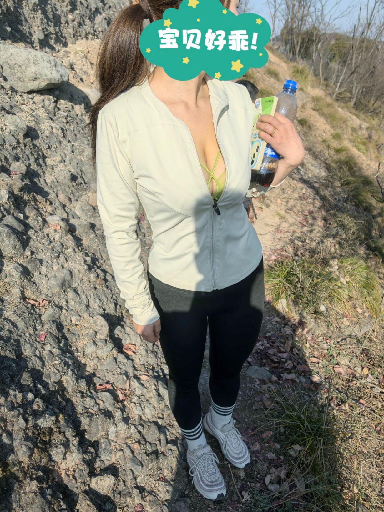 露出的刺激 趁机摸一把 插一下她的骚逼