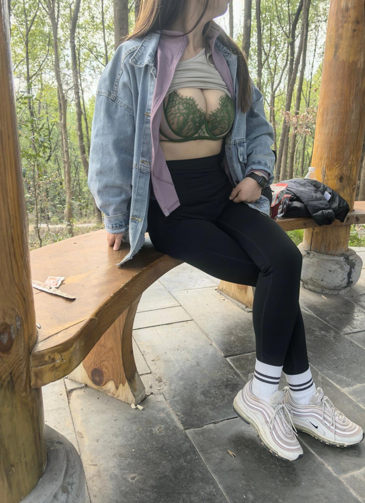 露出的刺激 趁机摸一把 插一下她的骚逼