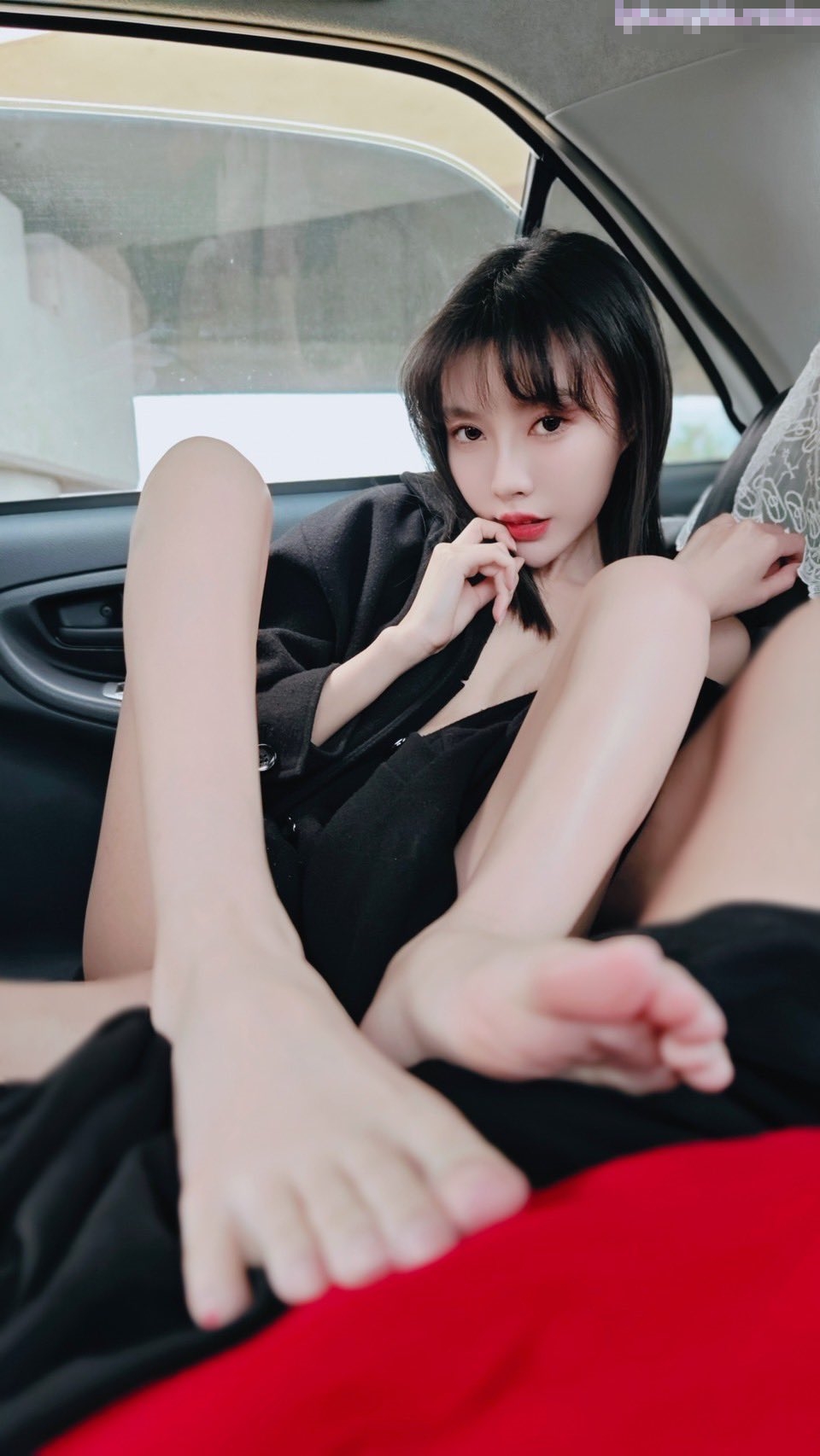 臀比肩宽赛过神仙 女人面对大鸡吧总是无法抗拒 看表情痛而快乐着 还要不停擦润滑油 终于内射了