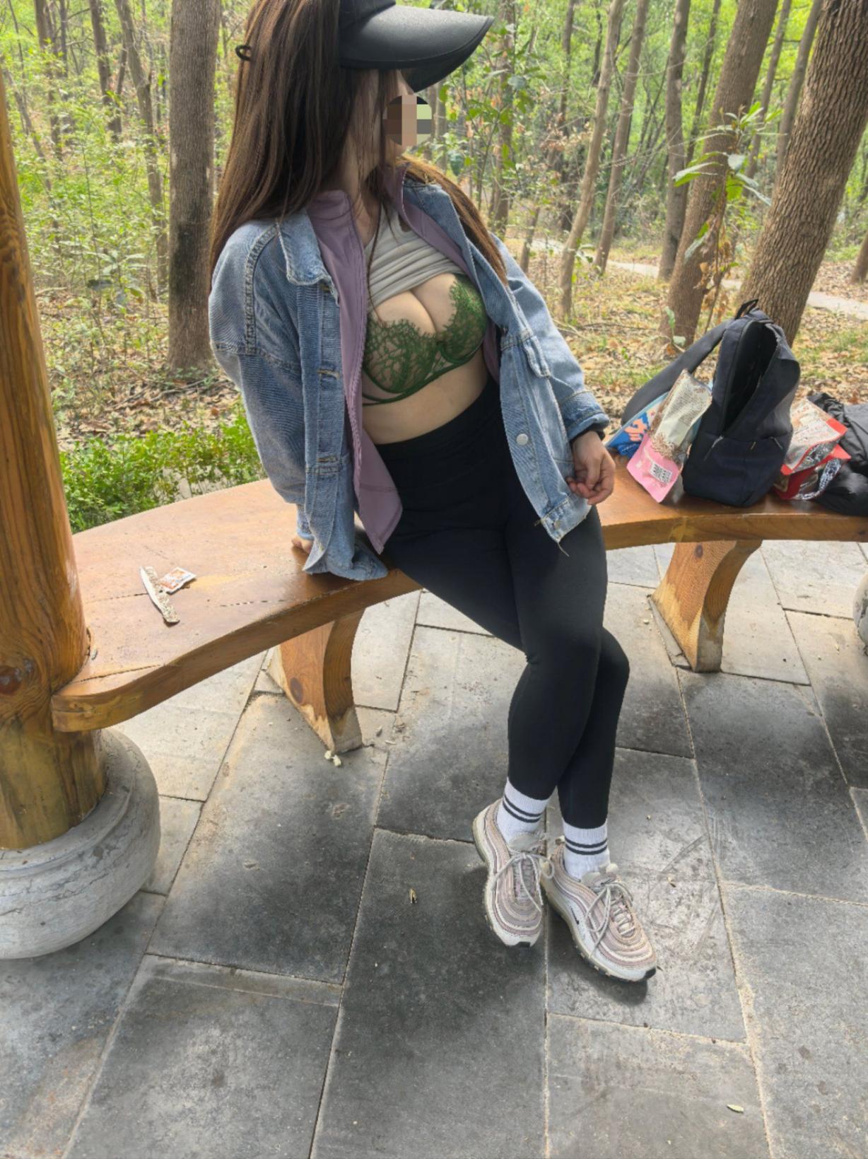 露出的刺激 趁机摸一把 插一下她的骚逼