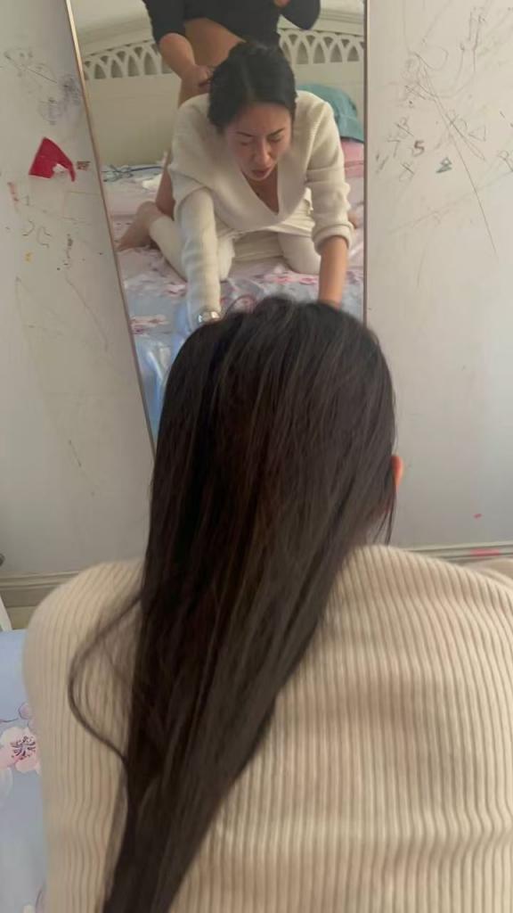 露出的刺激 趁机摸一把 插一下她的骚逼