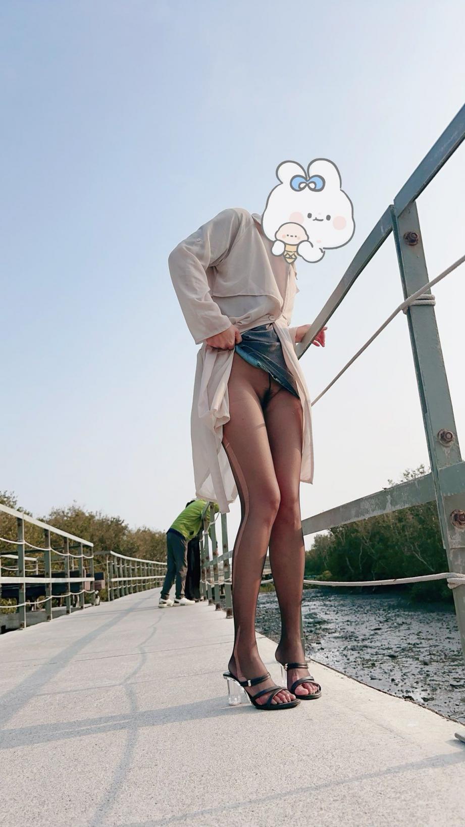 少妇微露裙底的诱惑[30P]