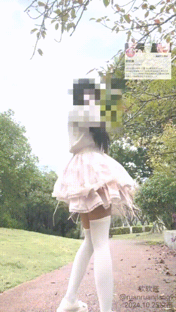 到处尿尿的清纯小萝莉 在人来人往的马路嘘嘘 被对面的哥哥发现了在对我吹口哨