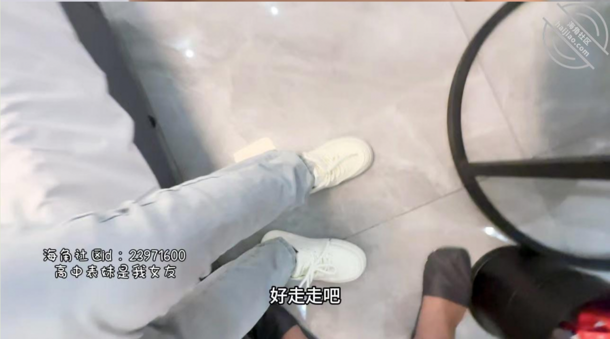 【高中表妹是我女友】✅前女友跟她老公打着电话被我疯狂抽插，射了一脚踩着精液回家！淫声荡语全程高能