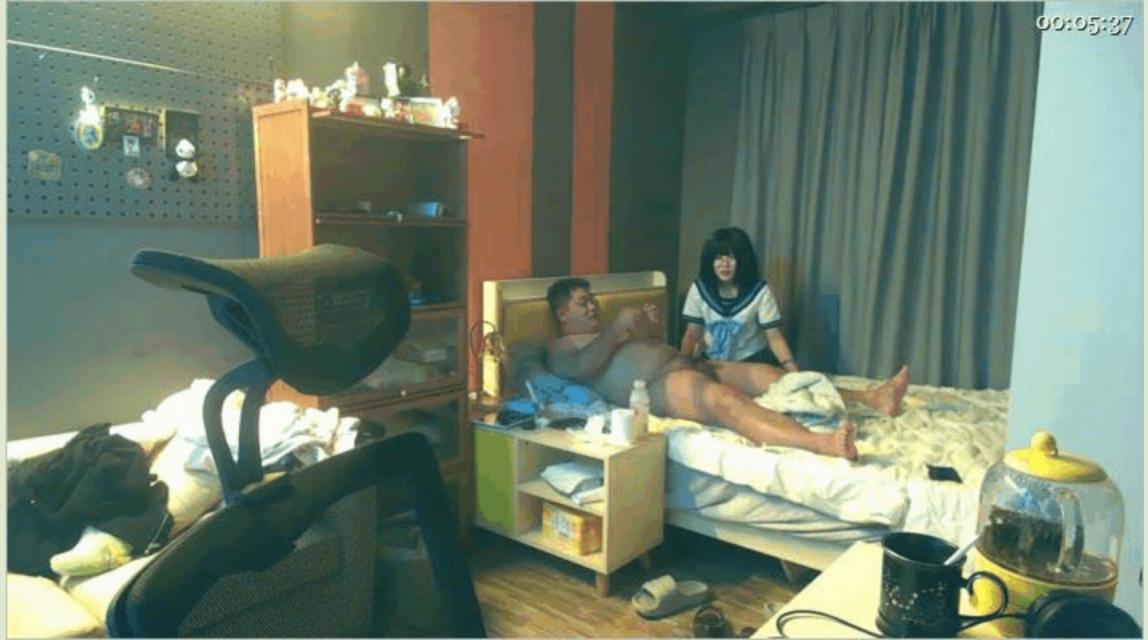 死肥宅网约萝莉少女 06年刚成年JK女孩背着父母应援挨操