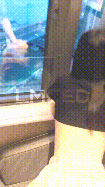 别人的女朋友真好操✅打耳光掐脖子，拍了好多视频给她男朋友看！把她放在桌子上肏