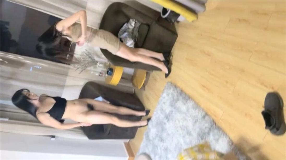 小哥酒店找了两个美少妇玩双飞❤️两个美女轮流操