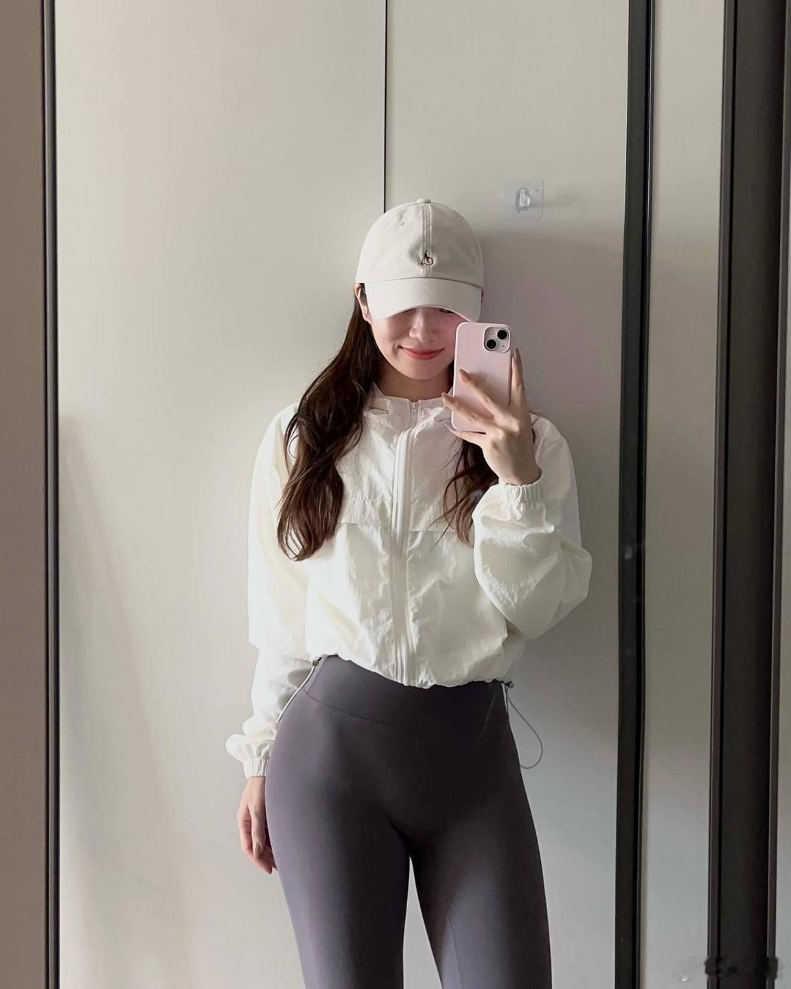 在椅子上睡着的瑜伽裤女孩